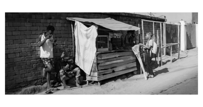 Des personnes autour d'une épicerie de rue