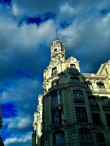 Edificio de arquitectura modernista parcialmente en sombras, parcialmente al sol.