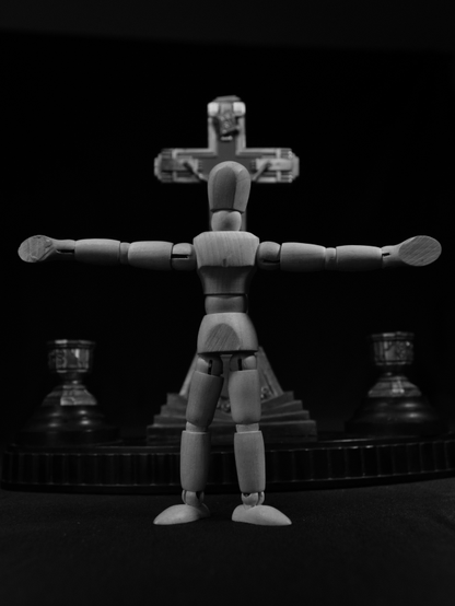 Mannequin les bras en croix barrant l'accès au crucifix.