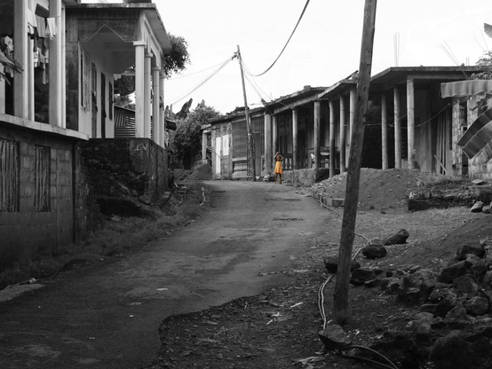 Petite fille dans une rue anjouannaise