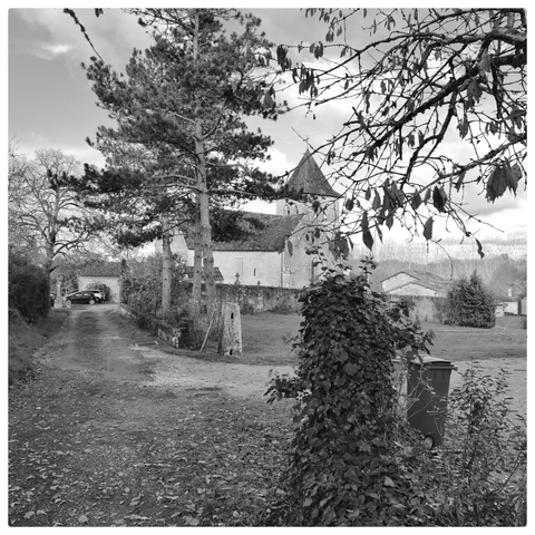 L'église de St Pardoux. Photo en nuances de gris.