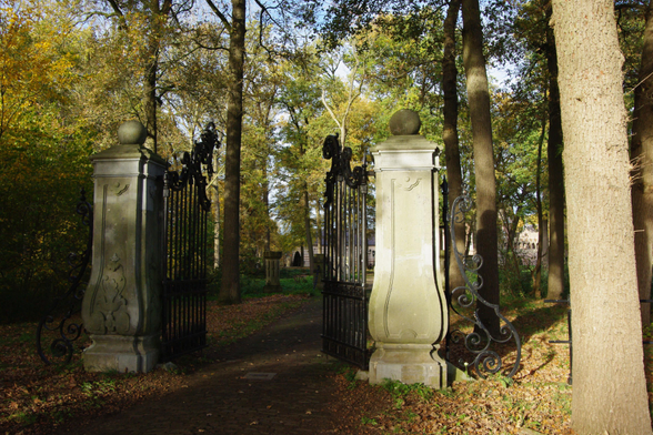 Poort die toegang geeft tot kasteel Heeswijk - Brabant - Nederland