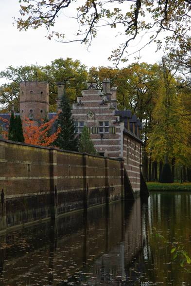 Zicht op een deel van kasteel Heeswijk en de muur en de gracht daaromheen