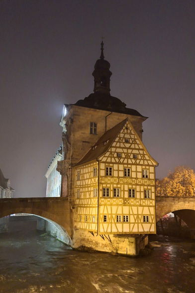 Bamberg, Altes Rathaus, das schöne Fachwerkhaus im Vordergrund, bei Nacht und Nebel