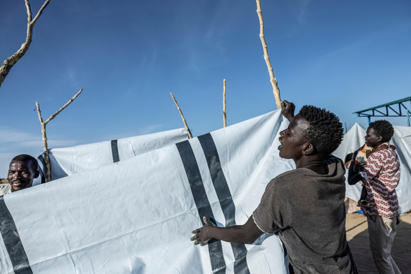 Sudanese refugees construct a shelter at the Tine transit camp.