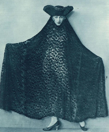 une femme en tricorne et voile transparent ouvre ses bras aux participants