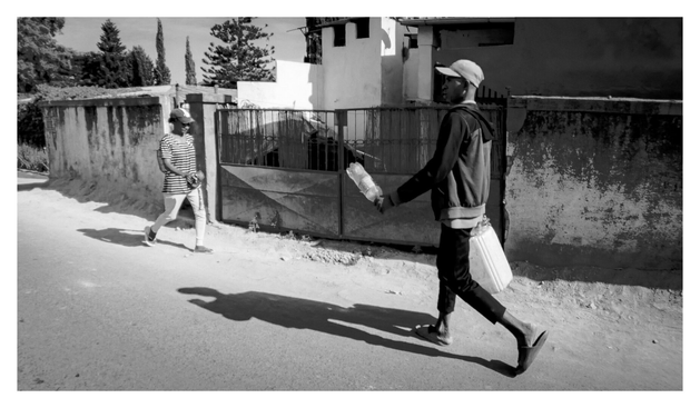 Des passants qui passent