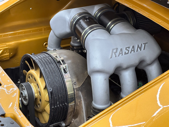 A custom intake plenum sits astride the engine.
