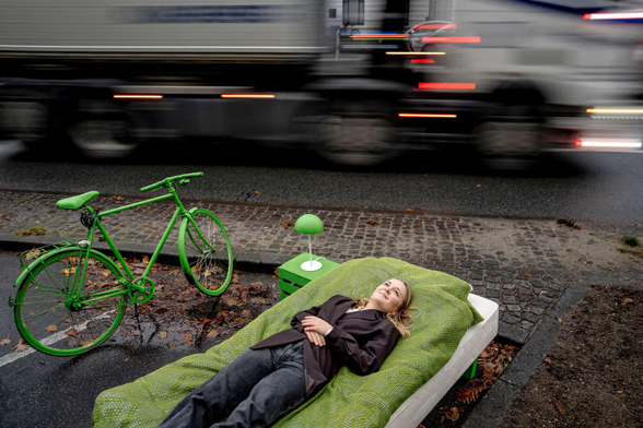 Karoline Lindgaard, lead candidate from The Alternative, "moves in" to a parking lot on H. C. Andersens Boulevard in #Copenhagen.
She lies on a green mattress and there's a green lamp on stand and a green bicycle next to her.