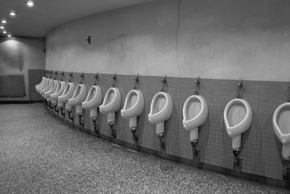 mur d'urinoirs pour hommes en sous-sol 