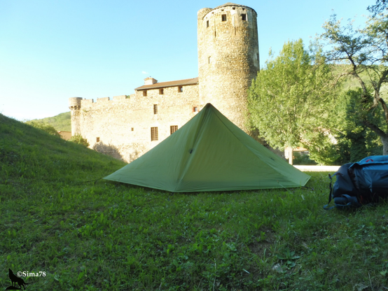 Tente de bivouac sur une pelouse du parc, en fond on voit le château.
Bivouac tent on a lawn in the park, with the château visible in the background.
Tienda de vivac en un césped del parque, con el castillo al fondo.