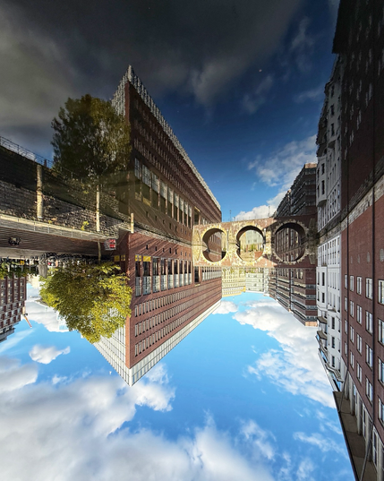 Foto: Spiegelung der Brücke im Wasser