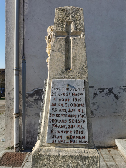 Monument aux morts modeste bricolé dans un petit bourg