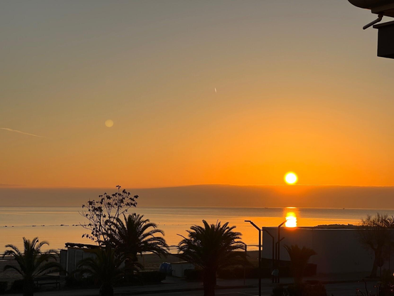 Sunrise by the sea. Everything is orange, the small sun is rising over the sea. What I wanted to express is that sometimes the night can drive you crazy. You can have a disturbed sleep or can’t sleep at all. At night, all your problems seem huge. Sometimes the night is a life phase. But things will improve and a new sun will shine, a new inner light will come and things will sort out.