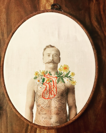 broderie cardiaque et florale sur photographie ancienne de vétéran torse nu