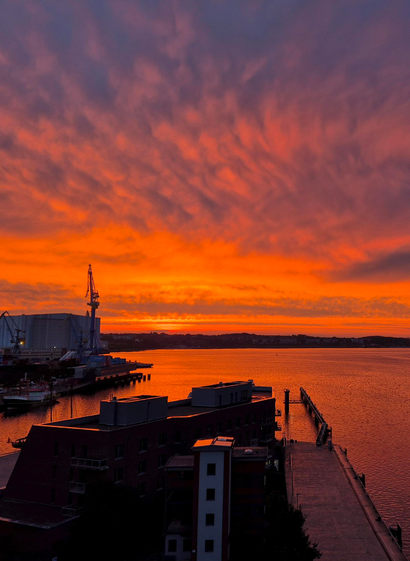 Magische Abend- und Wolkenstimmung über dem Ostsee-Hafen der Hansestadt Wismar.