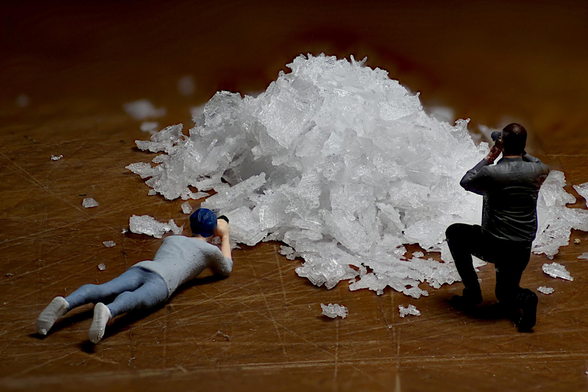 Stacked Macro Flaked Sea Salt made by the Jacobson Salt Co in Oregon. Includes 2 Diorama Figures of Photographers. 1/64th scale