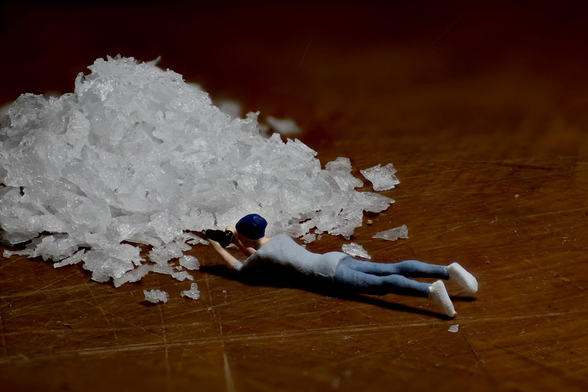 Stacked Macro Flaked Sea Salt made by the Jacobson Salt Co in Oregon. Includes 1 Diorama Figure of Photographer. 1/64th scale