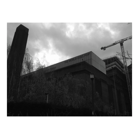 Announcement of the exhibition ‘The World Goes Pop’ on the building of the Tate Modern in London. (Version françæ) Annonce de l’exposition 'The World Goes Pop' (Le monde devient pop), sur læ bâtiment dal Tate Modern à Londres.