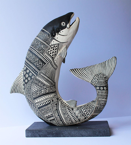 sculpture céramique d'un poisson au corps couvert de rayures en frise évoquant un tatouage tribal