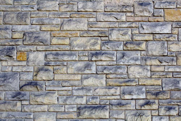 Mauer aus unterschiedlich großen Naturstein-Quadern