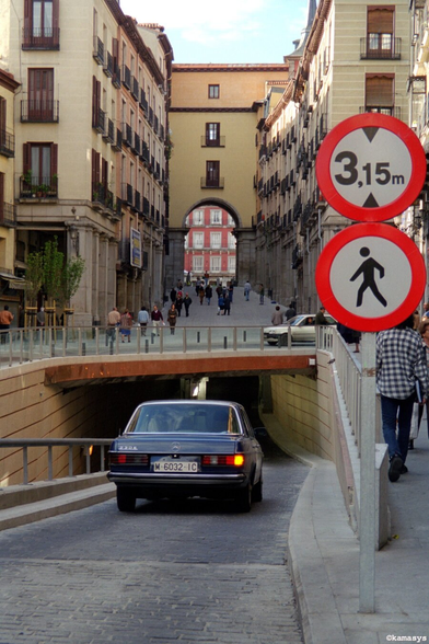 Madrid – Calle de Toledo - tunnel onder de Plaza Mayor inrijdende auto // coche entrando al túnel bajo la Plaza Mayor // car entering the tunnel below the Plaza Mayor