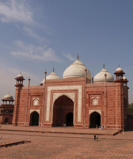 Ein schönes Nebengebäude des Taj Mahal im indischen Agra. Der Bau, der an "1001 Nacht" erinnert, wurde 1648 im Stil der Mogul-Architektur als Moschee errichtet.