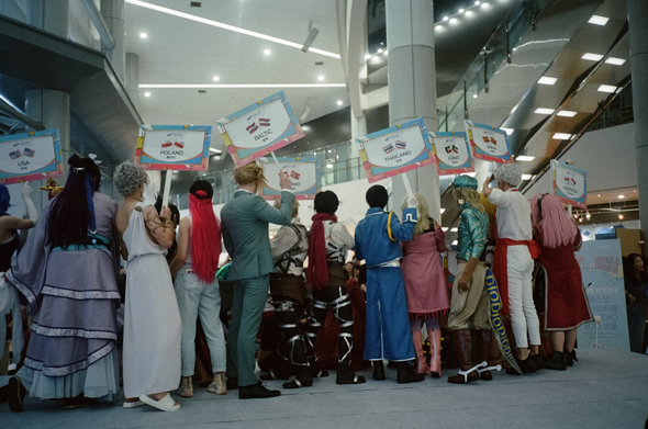 2025년 부천국제만화축제 코스플레이 행사에 참여한 각국의 참가자들을 뒤에서 찍은 사진.