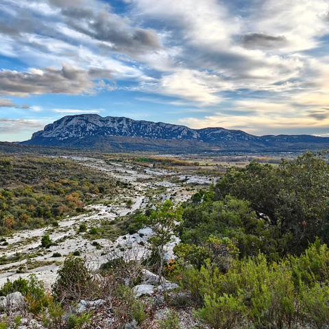 Les marches de géant, autour de l'église Saint-Étienne de Gabriac, au nord du pic Saint-Loup, sous un coucher de soleil automnal