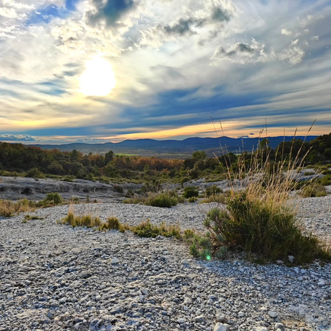 Les marches de géant, autour de l'église Saint-Étienne de Gabriac, au nord du pic Saint-Loup, sous un coucher de soleil automnal