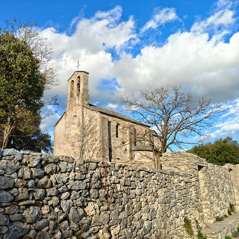 Les marches de géant, autour de l'église Saint-Étienne de Gabriac, au nord du pic Saint-Loup, sous un coucher de soleil automnal