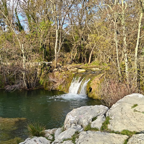 Les marches de géant, autour de l'église Saint-Étienne de Gabriac, au nord du pic Saint-Loup, sous un coucher de soleil automnal