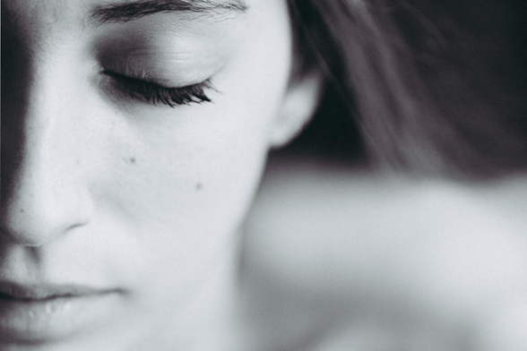Mujer con los ojos cerrados.