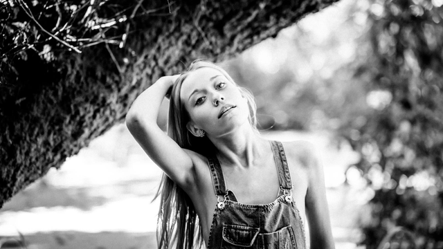 Chica rubia con peto vaquero.