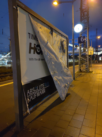 Plakat löst sich von Plakatwand