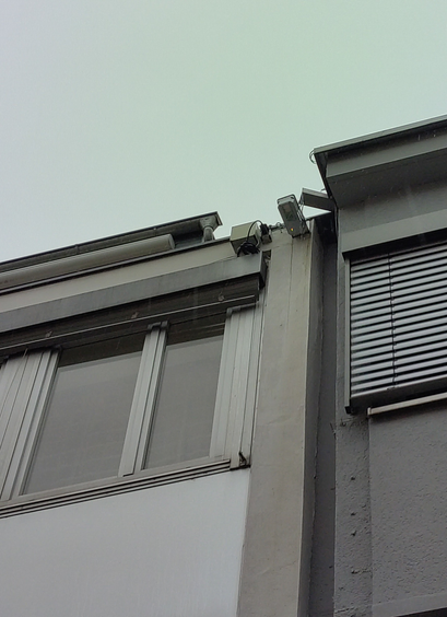 Überwachungskamera unter Dachablauf