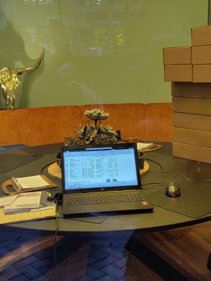 Laptop im Schaufenster