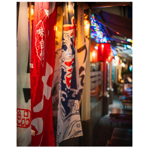 Koreanische (?) Flaggen/Fahnen an einem Restaurant.