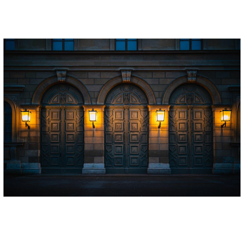 Front eines historischen Gebäudes mit vier großen Laternen.