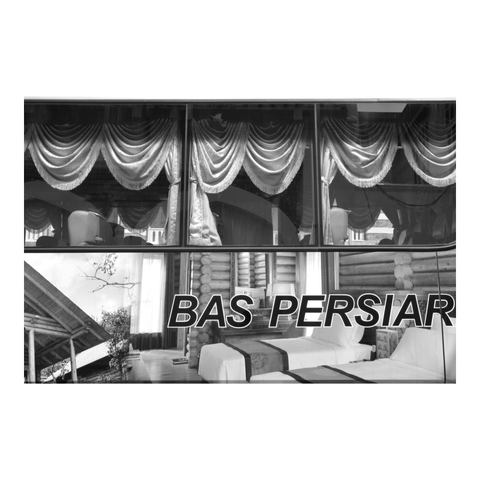 Bus with curtained windows, decorated with an advertisement for a resort. (Version françæ) Bus aux fenêtres à rideaux avec passementeries, décoræ d’æn publicité pour æn resort.