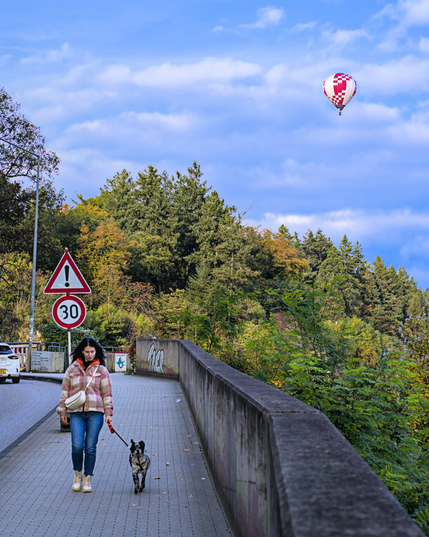 Ein Heißluftballon über einer belebten Straße