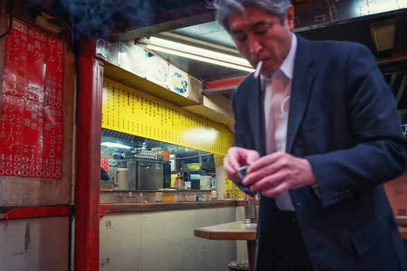 Man lightning a smoke on the street