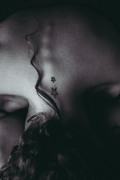 Espalda de mujer con mechón de pelo.