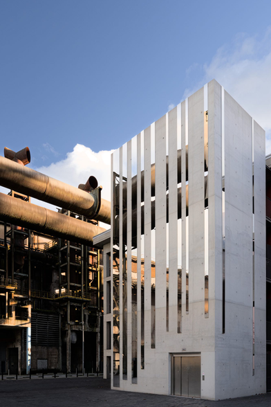 Alte Industrie im Kontrast zu modernen Bürogebäuden