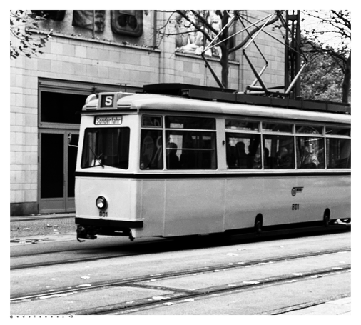 Aufnahme in schwarzweiß, ein heller historischer Straßenbahn Triebwagen in der Innenstadt von Chemnitz [ET54 Triebwagen 801 (LOWA) Baujahr: 1956] dieser trägt als angegebene Linie oder Ziel: ein „S“ beziehungsweise Ziel „Sonderfahrt“