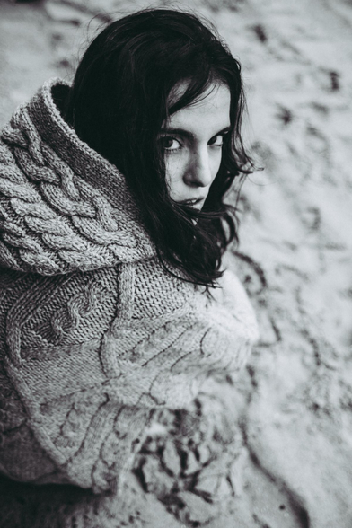 Mujer morena con chaqueta de lana.