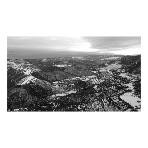 View of the legs of the Montagne Dinosaure, the Tarnon valley and the Can in the snow. (Version françæ) Vue des pattes dal Montagne Dinosaure, dal vallée dal Tarnon et dal Can sous læ neige.