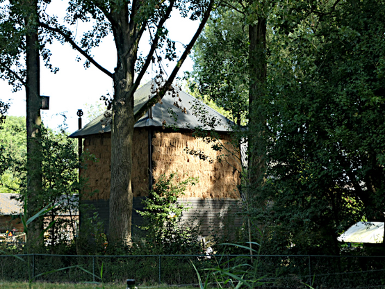 Foto van hooimijt tussen bomen