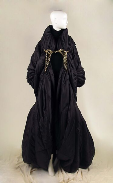 the mannequin seen from the direct front 