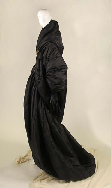 the mannequin seen from the side 